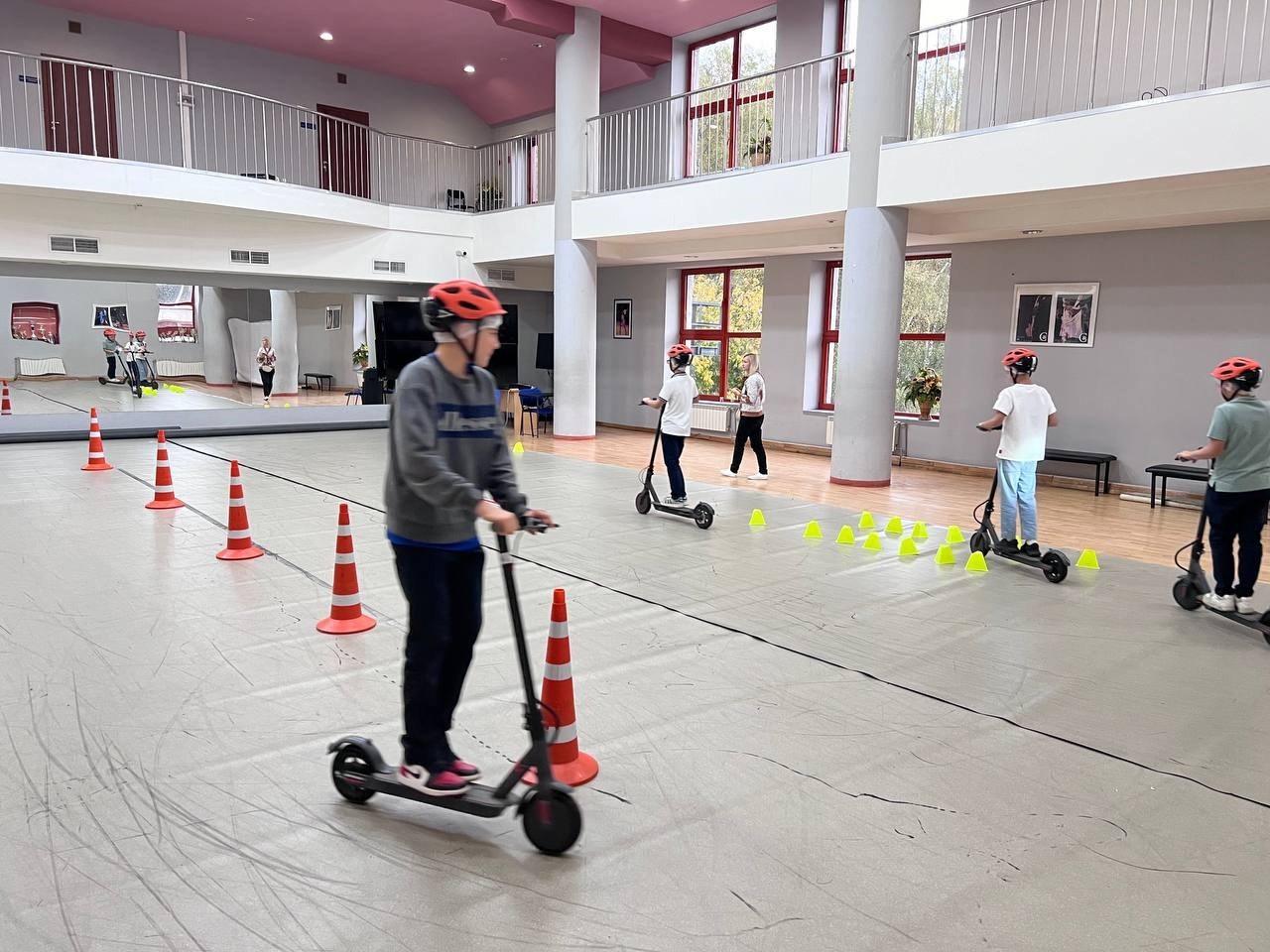 Фигурное вождение электросамоката