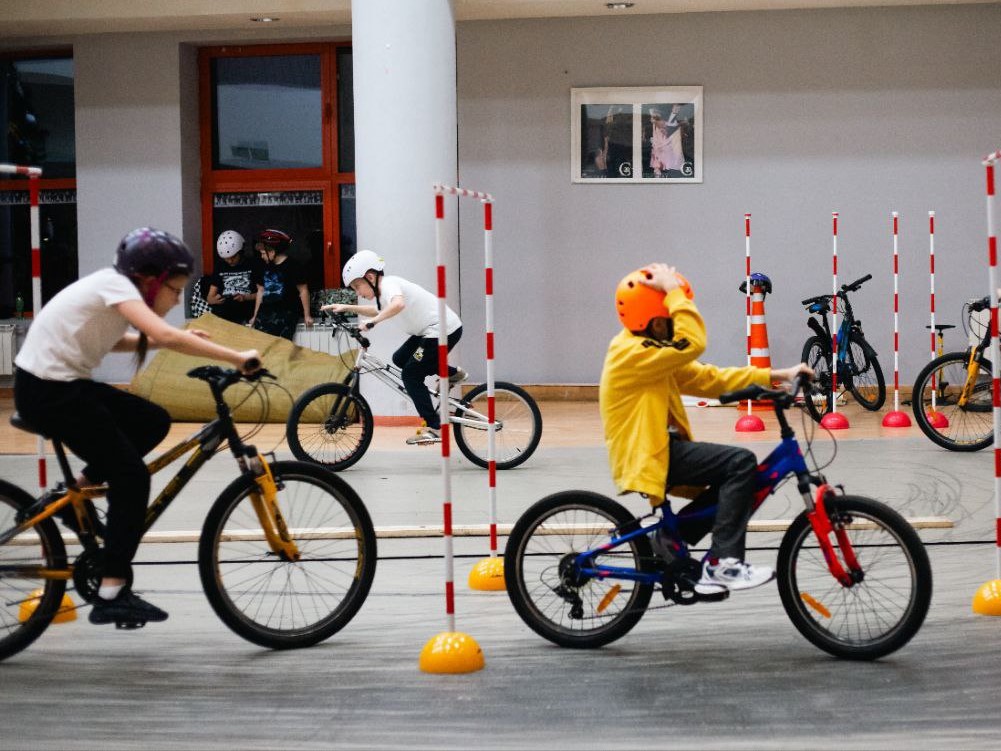 Фигурное вождение велосипеда