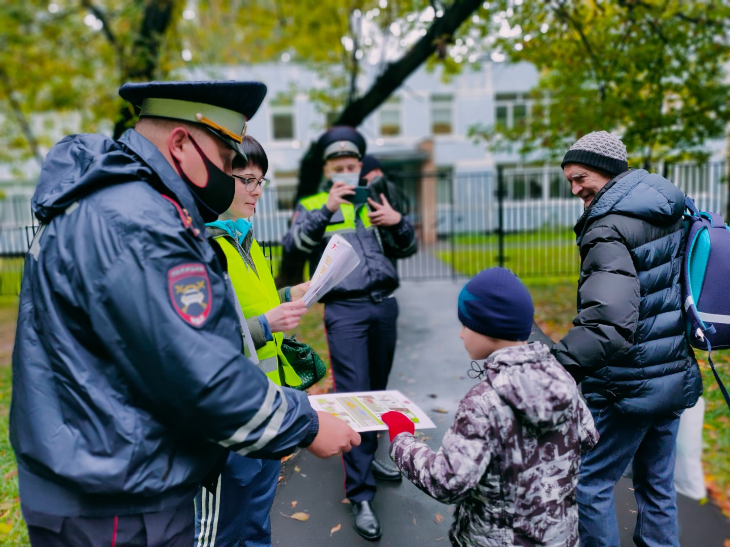 Город без опасности. Родительский патруль в школе. Школьный патруль. Акция родительский патруль в школе. Родительский патруль провели сотрудники ГИБДД Нижний Тагил.
